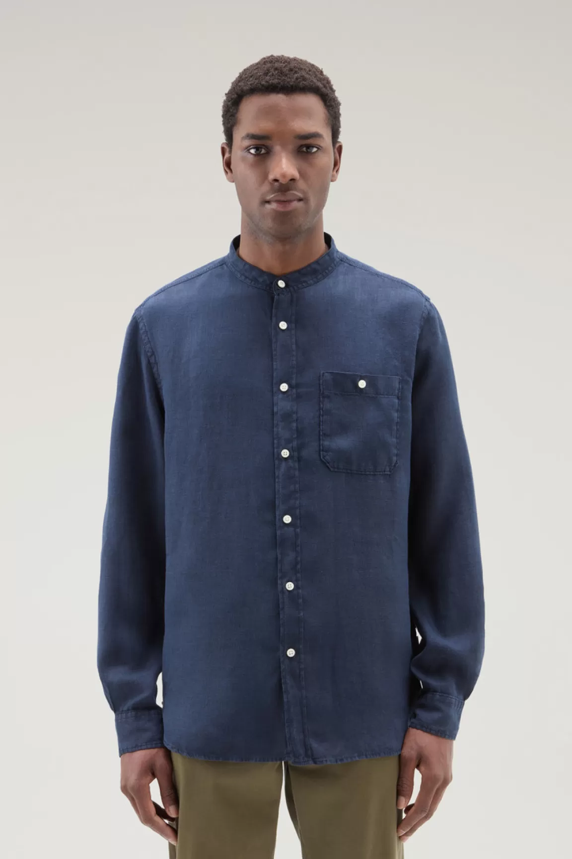 Uomo Woolrich Camicie>Camicia In Puro Lino Tinta In Capo Con Colletto Alla Coreana