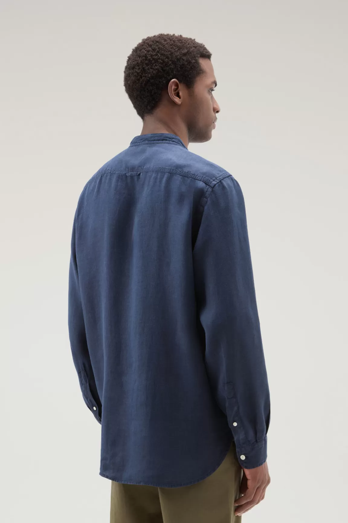 Uomo Woolrich Camicie>Camicia In Puro Lino Tinta In Capo Con Colletto Alla Coreana