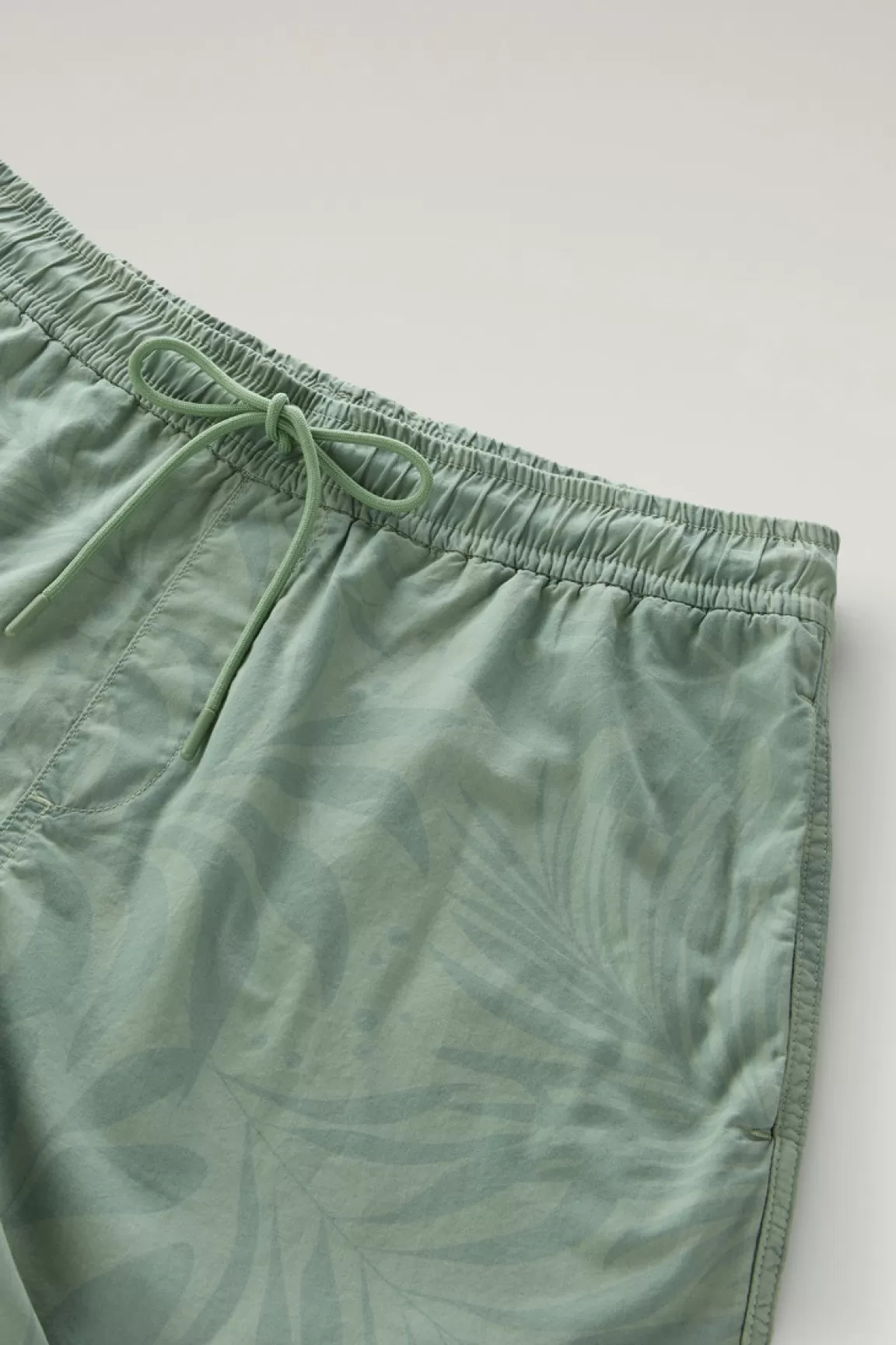Uomo Woolrich Pantaloni e pantaloncini>Pantaloncini Tinti In Capo In Puro Cotone Con Stampa Tropical
