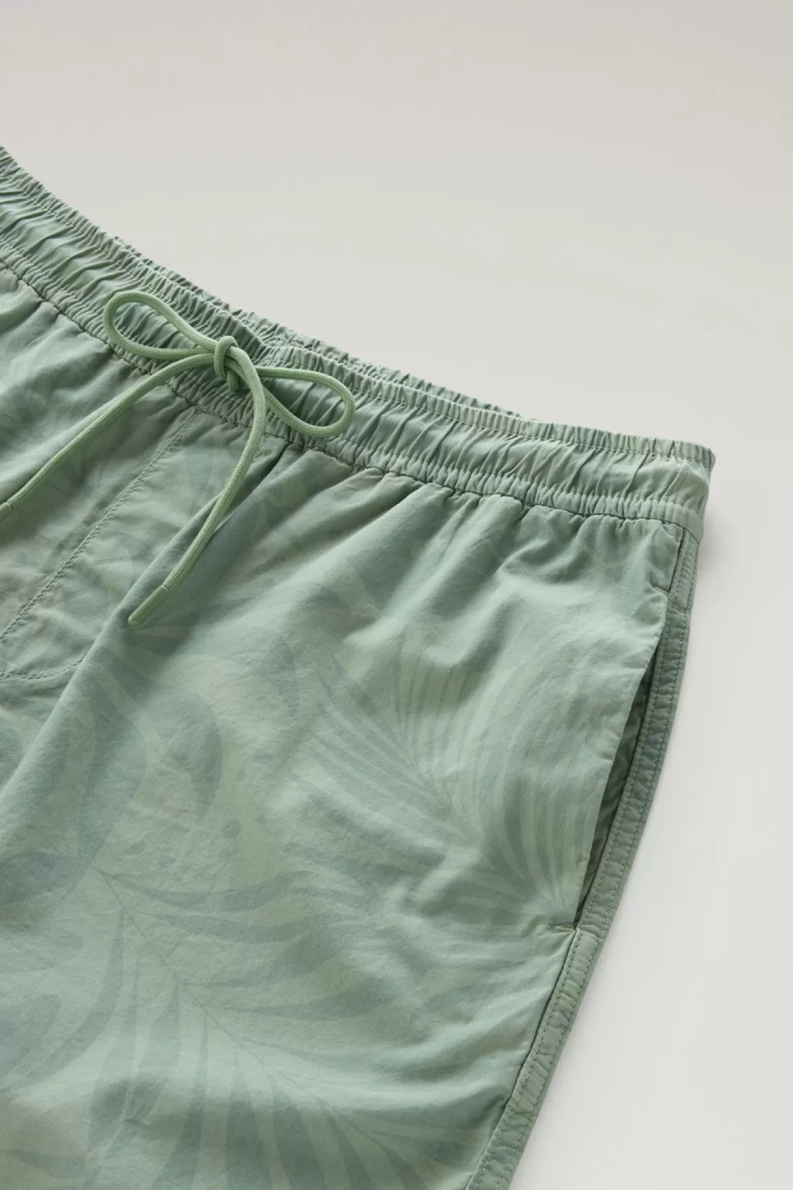 Uomo Woolrich Pantaloni e pantaloncini>Pantaloncini Tinti In Capo In Puro Cotone Con Stampa Tropical