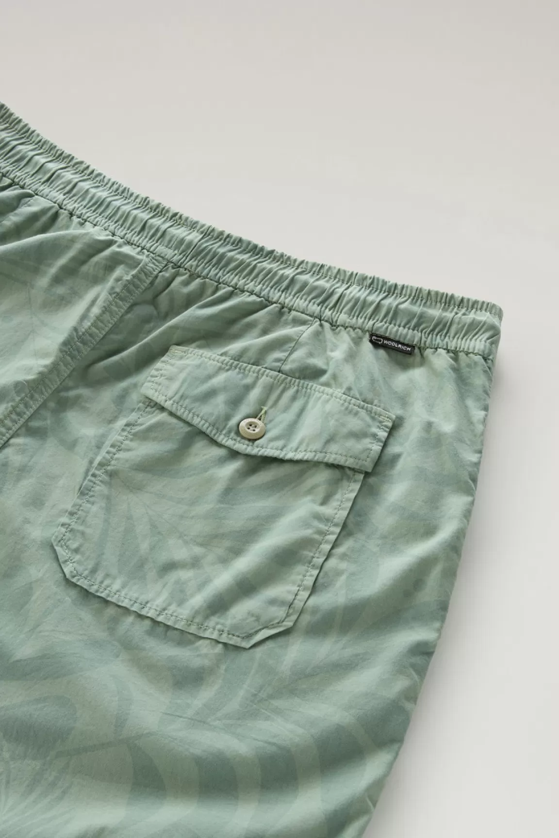 Uomo Woolrich Pantaloni e pantaloncini>Pantaloncini Tinti In Capo In Puro Cotone Con Stampa Tropical
