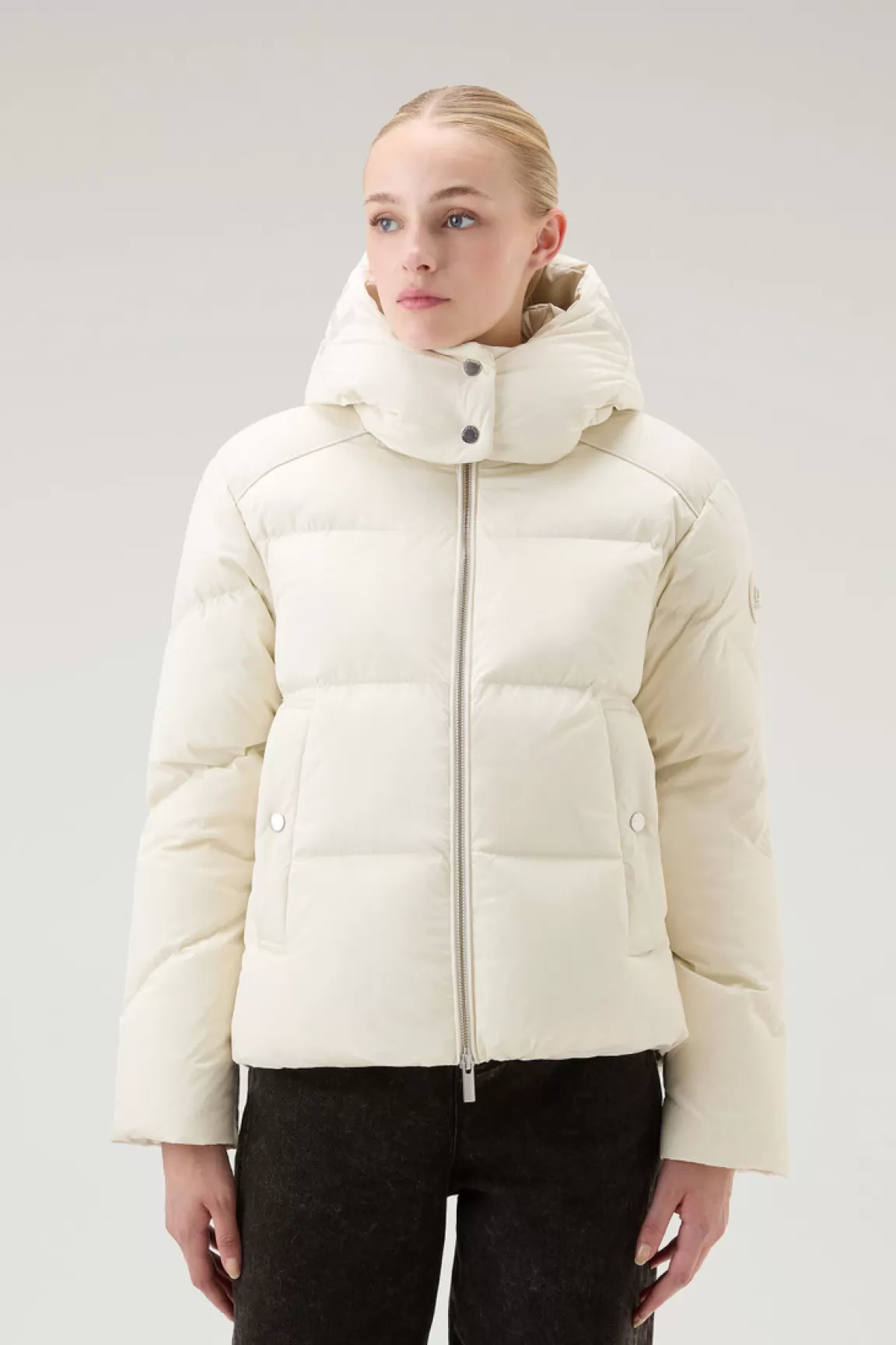 Donna Woolrich Piumini>Piumino Alsea Corto In Nylon Elasticizzato Con Cappuccio Staccabile