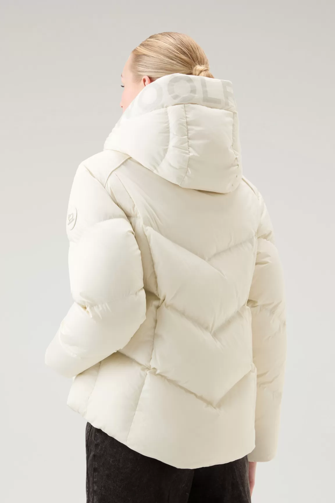 Donna Woolrich Piumini>Piumino Alsea Corto In Nylon Elasticizzato Con Cappuccio Staccabile