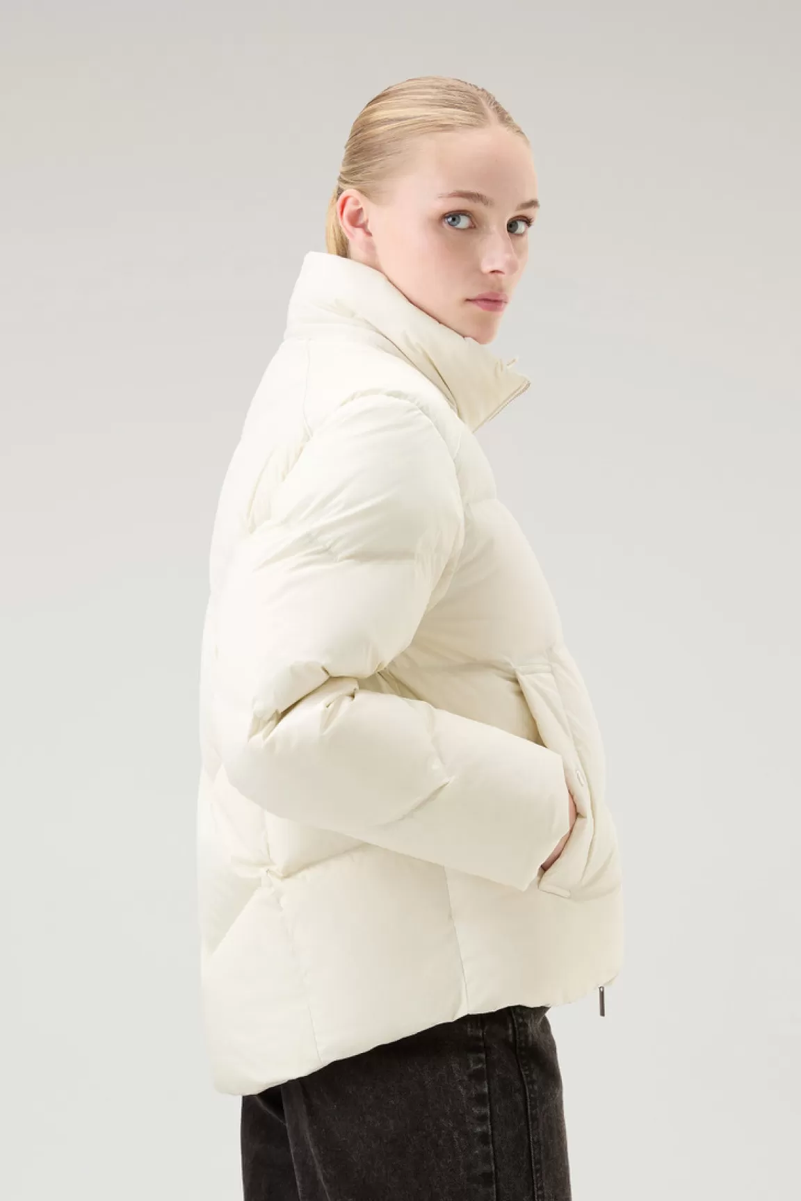 Donna Woolrich Piumini>Piumino Alsea Corto In Nylon Elasticizzato Con Cappuccio Staccabile