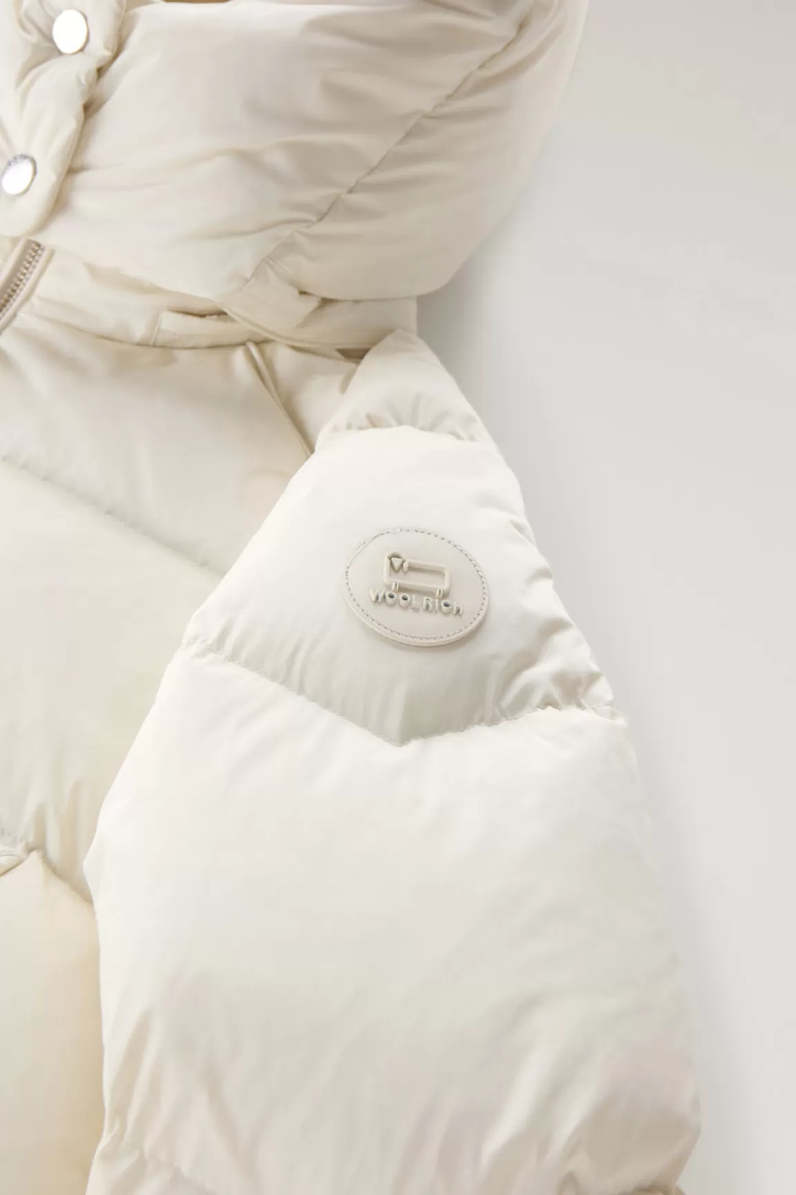 Donna Woolrich Piumini>Piumino Alsea Corto In Nylon Elasticizzato Con Cappuccio Staccabile